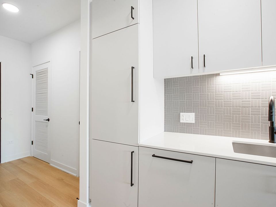 1st image of 1100-10 W Grand Ave #412