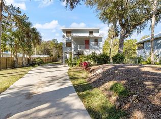 10 Palm Dr, Yankeetown, FL 34498