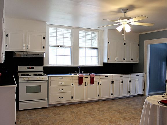 Eat-In Kitchen
						:
						Laminate Floor,
Ceiling Fan,
Stove/Oven included,
Tankless Gas Water Heater