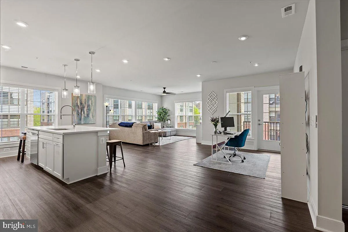 Building Photo - 106 Saint Ives Pl #201