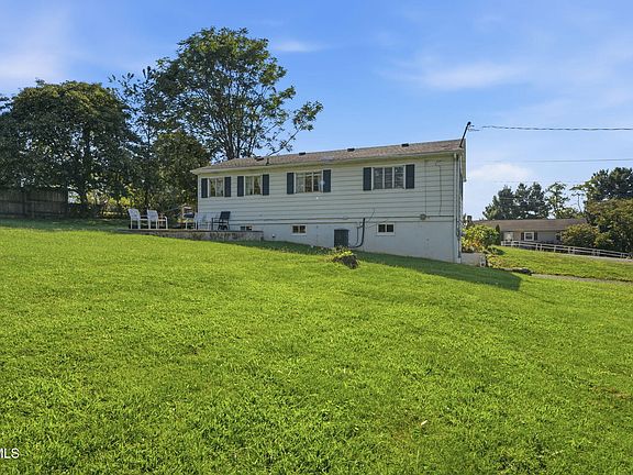 4th image of 455 Robin Cir