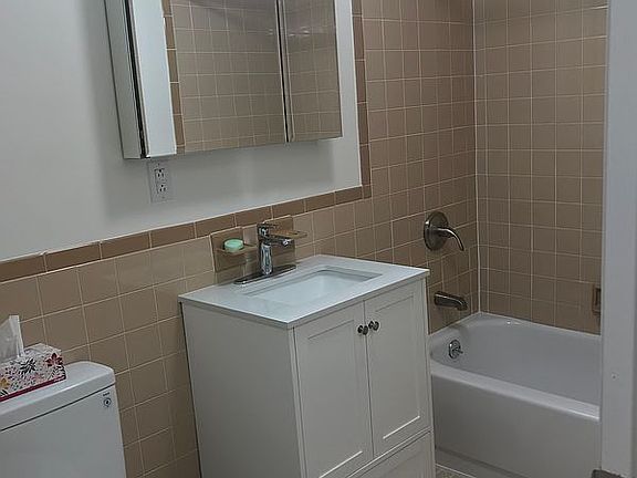 4th image of 507 E 12th St APT 4A