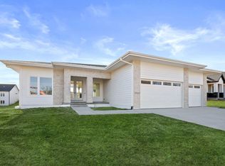 17212 Springbrook Trl, Urbandale, IA 50323