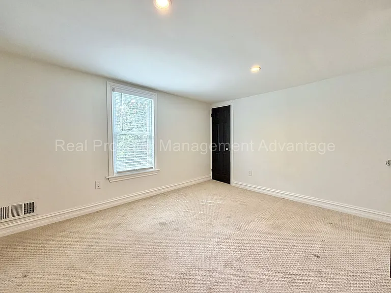 1330 E Chesterfield St — Photo 22