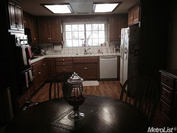 4th image of 380 E Tuolumne Ave