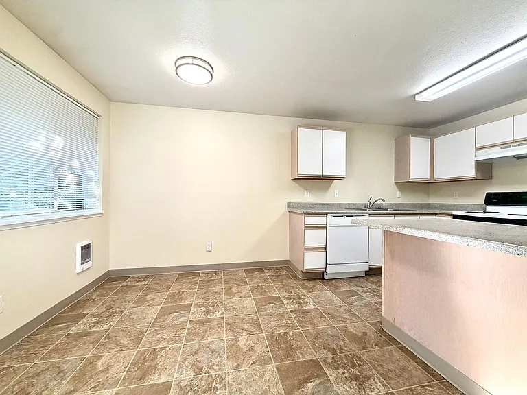 0174-06PP Lindsey Anne Apartments — Photo 6