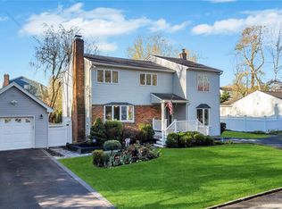 2 Wagner Ln, Lake Grove, NY 11755