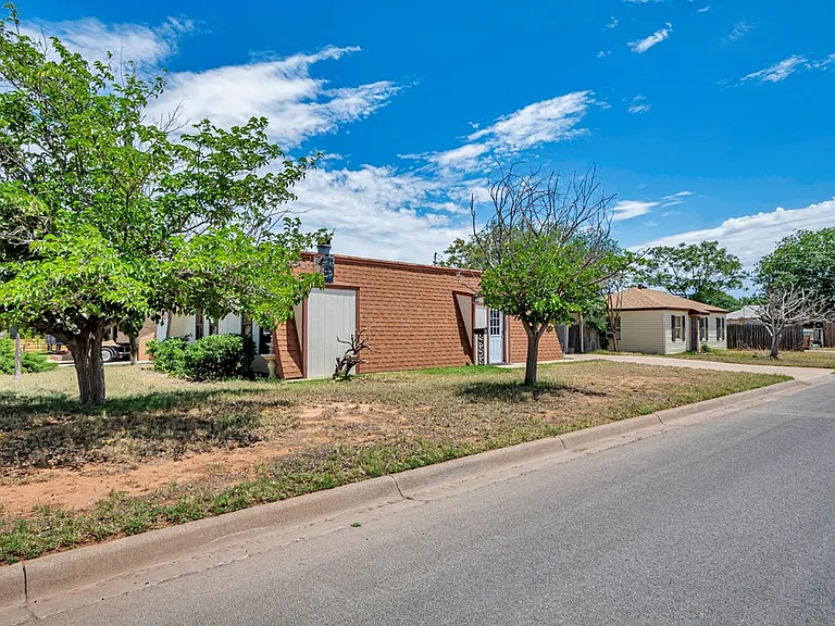 1707 College Ave — Photo 4