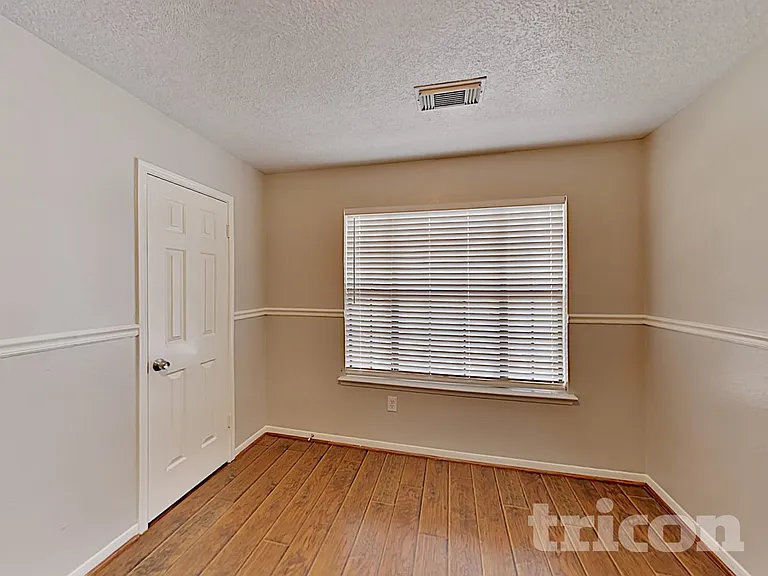 1050 Maclesby Ln — Photo 13
