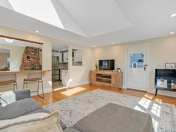5th image of 220 Pine Street