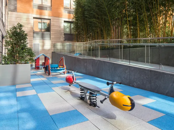 530 West 45th Street image 3 of 9