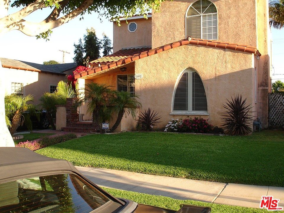 1st image of 440 W 64th Pl