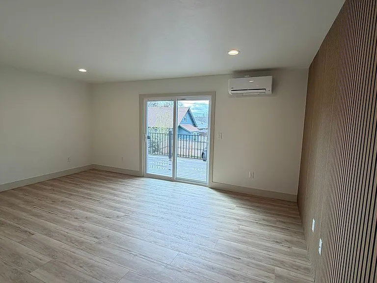 218 W Nevada St — Photo 8