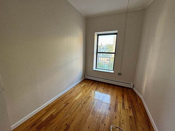 4th image of 18 E 125th St APT 4