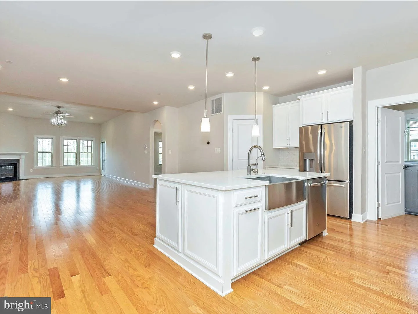 4 bed, 3.5 bath, 4173 sqft, $4,200 — Photo 4