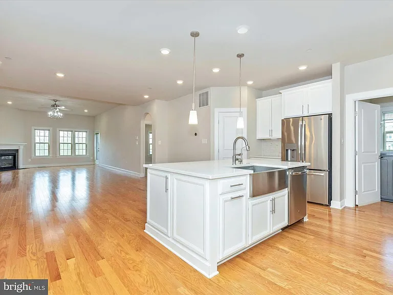 3838 Fulham Rd — Photo 4