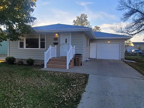305 19th St NW, Minot, ND 58703