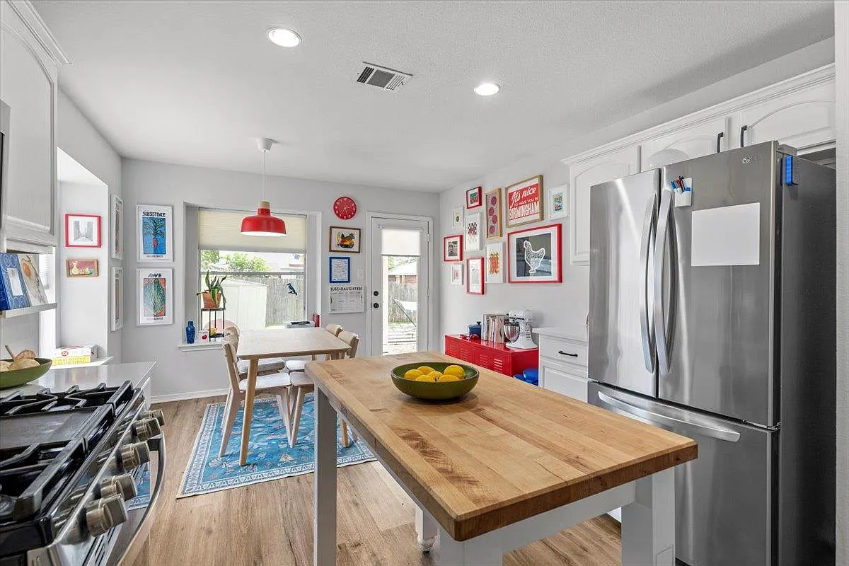 3 bed, 2.0 bath, 1355 sqft, $1,900 — Photo 3