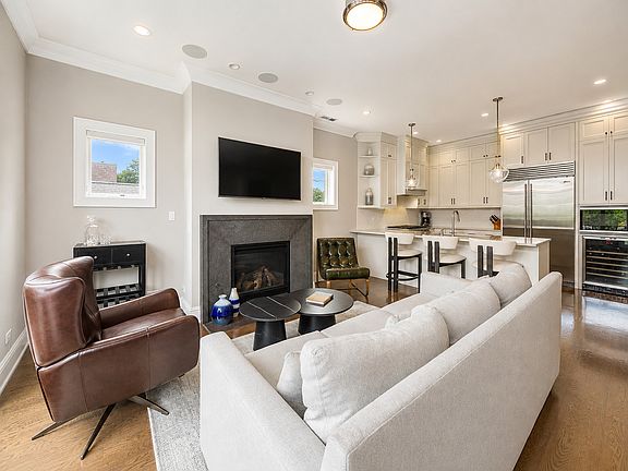 2nd image of 843 W Buckingham Pl #4E