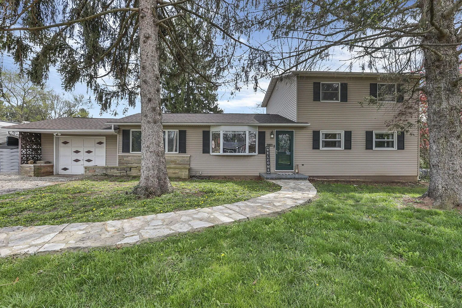 2021 Rainbow Dr NE photo 1