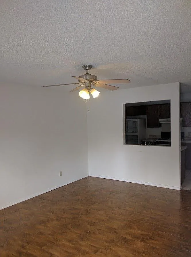 2 bed, 1.5 bath, 832 sqft, $895 — Photo 2