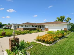 1990 Country Club Dr, Marion, IA 52302