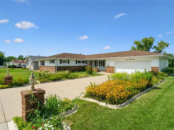 1990 Country Club Dr, Marion, IA 52302