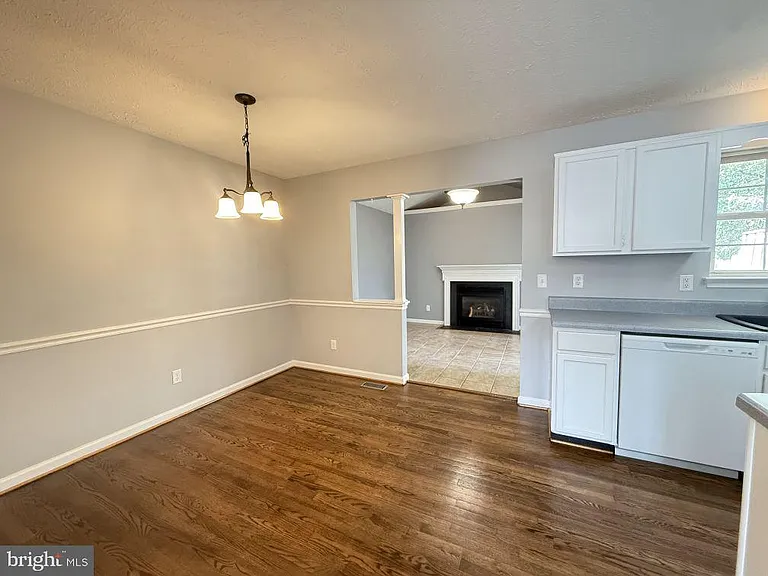 301 Sutton Ct — Photo 4