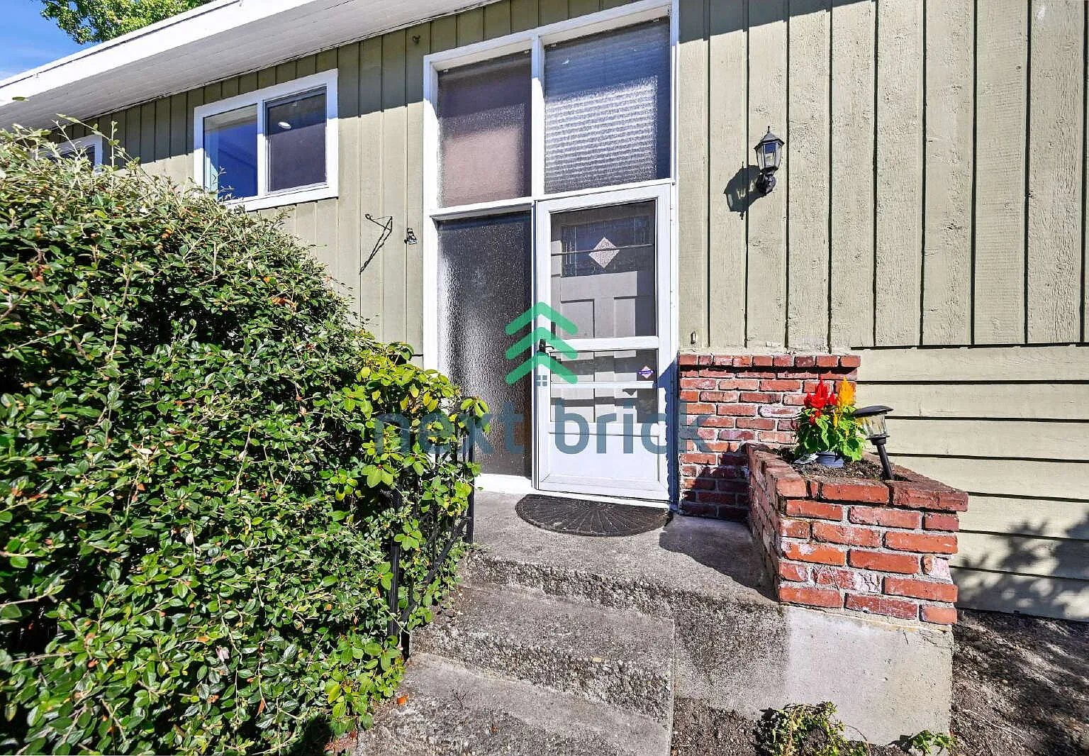 "Spacious 4-Bed Home with 4 Baths in Seattle's Prime Location 2600 Sq Ft of Comfort!" — Photo 2
