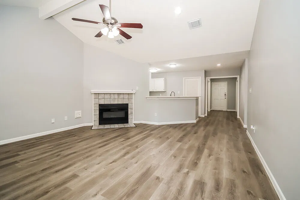 4 bed, 2.0 bath, 2003 sqft, $2,165 — Photo 4