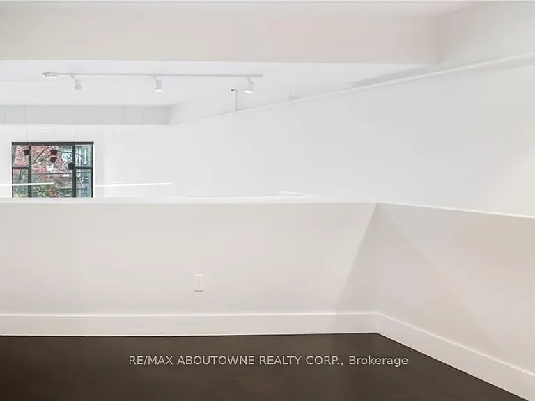 676 Richmond St W #105 — Photo 11