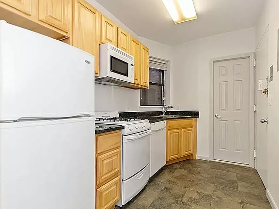 3rd image of 406 W 48th St APT 1RW