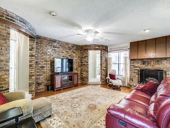 4th image of 915 Thistle Green Ln