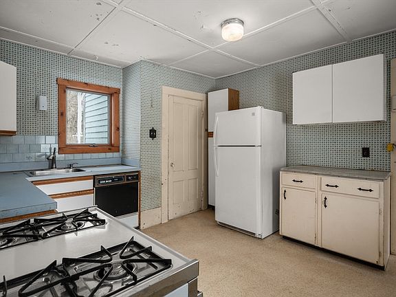 4th image of 235 Arlington St