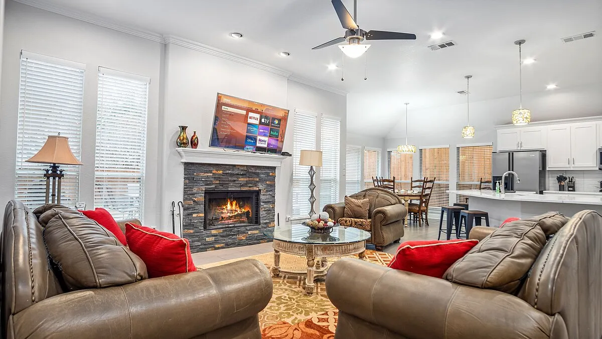 4 bed, 2400 sqft, $3,480 — Photo 2