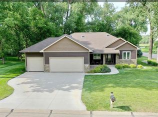 875 E Sawgrass Trl, Dakota Dunes, SD 57049