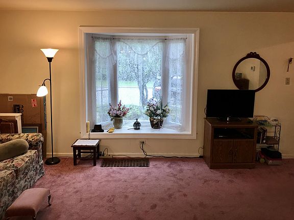 4th image of 738 Suffolk Ave