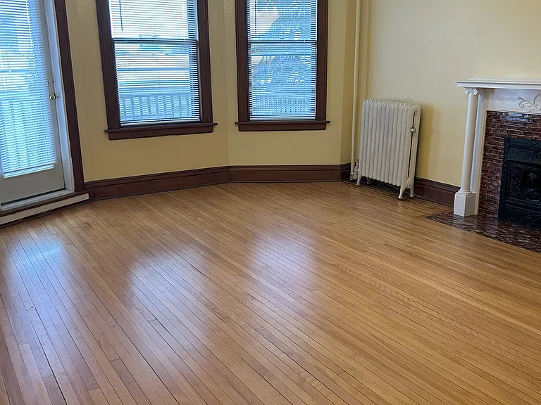 33 Avon St S — Photo 11