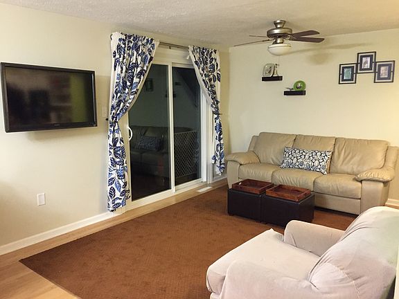 Living Room w/ door to 12x20' trex deck