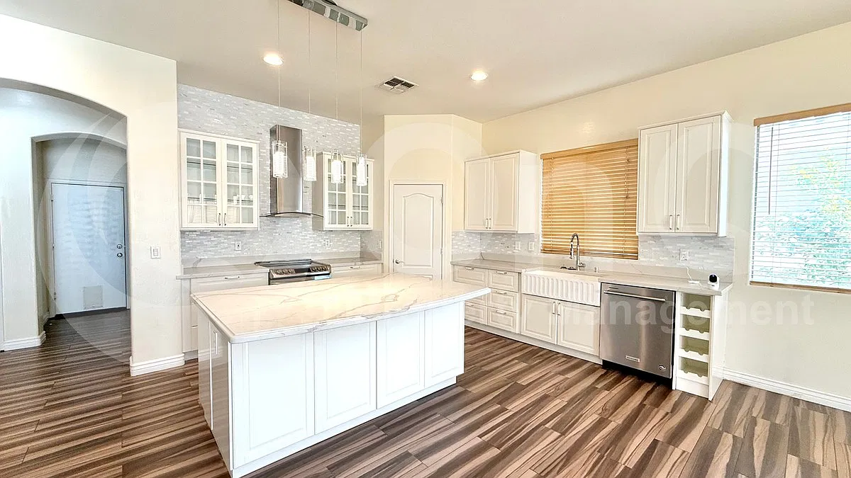 6 bed, 5.0 bath, 4106 sqft, $4,199 — Photo 4