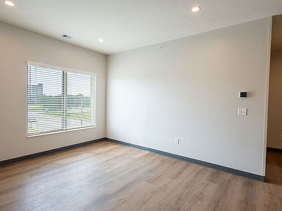 5th image of 611 Carey Ave N