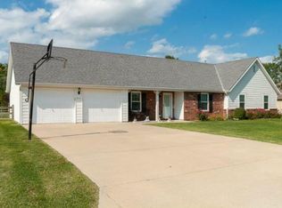 855 Myers Dr, Tonganoxie, KS 66086