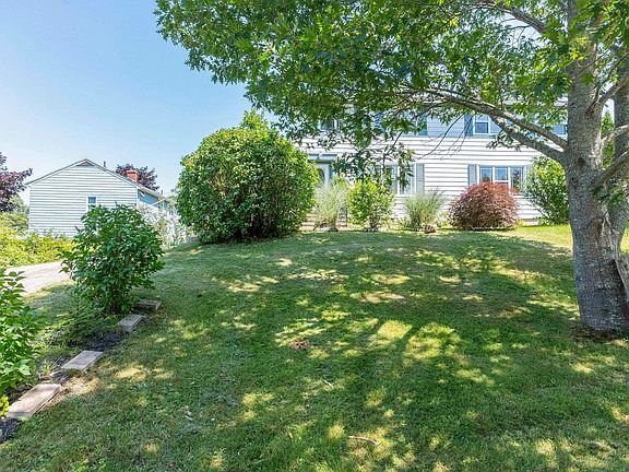 2nd image of 122 Cote Des Neiges Rd