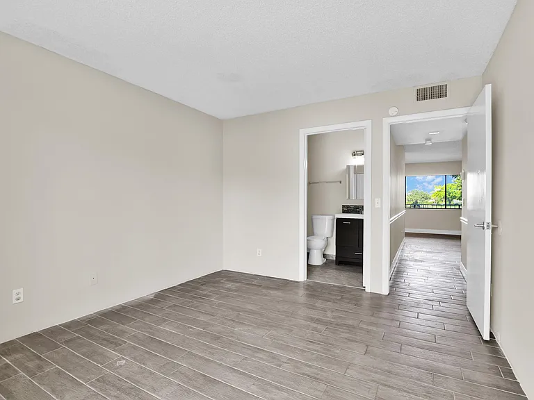 414 Meadows Cir — Photo 14
