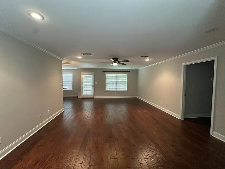 202 White Oak Dr — Photo 3