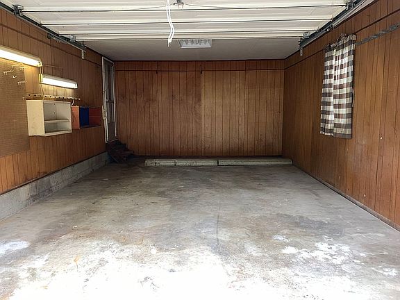 3rd image of 957 Parkwood Dr