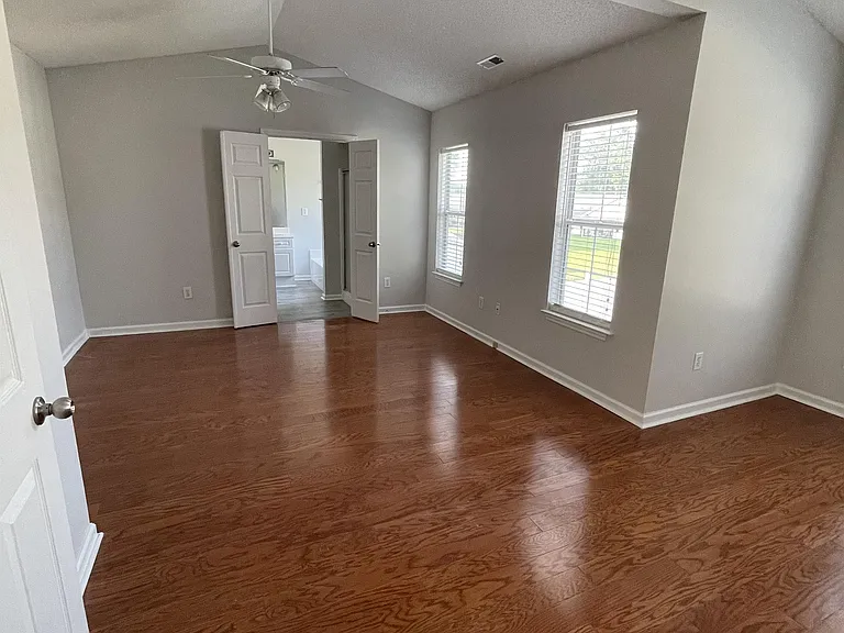 2704 Holmes Ct N — Photo 11