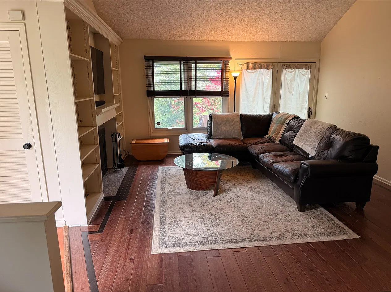 3 bed, 2.5 bath, 1446 sqft, $2,300 — Photo 2