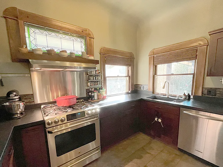 285 S 12th St #A — Photo 10