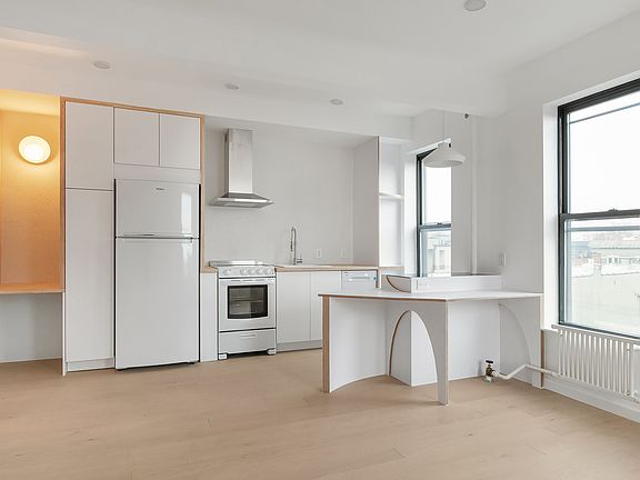 5th image of 559 17th St APT 2R